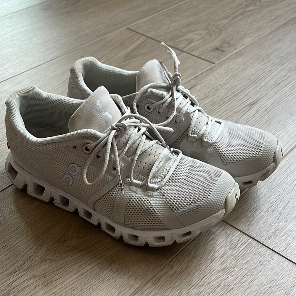 On Running Cloud 5 Pearl/White Sneakers